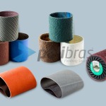 Cintas Abrasivas e Rodas de Contacto para máquinas Satinadoras. Cintas de Lixa e Surface Conditioning. Rodas Expansivas em borracha ou Vulkollan®.