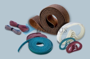 Cintas e Rolos de Surface Conditioning, com grão de grosso a super fino, largura entre os 6 mm e os 600 mm, e c omprimento a partir de 260 mm.