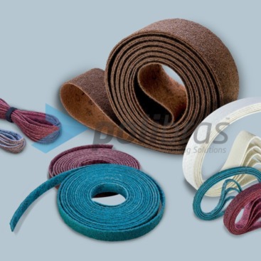 Cintas e Rolos de Surface Conditioning, com grão de grosso a super fino, largura entre os 6 mm e os 600 mm, e c omprimento a partir de 260 mm.