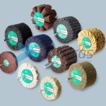 Lamelas e Escovas com Perno com diversas combinações: lamelas de malha abrasiva, lixa, ondulado, ventilado de tela, escovas de corda de sisal. 