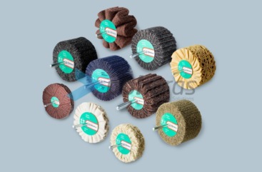 Lamelas e Escovas com Perno com diversas combinações: lamelas de malha abrasiva, lixa, ondulado, ventilado de tela, escovas de corda de sisal.