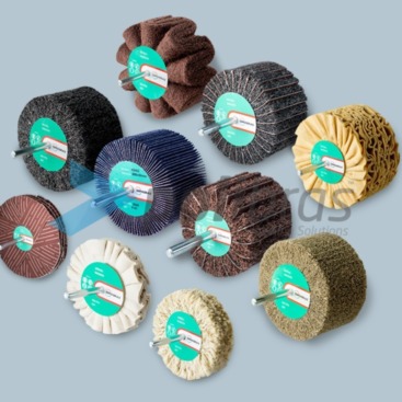 Lamelas e Escovas com Perno com diversas combinações: lamelas de malha abrasiva, lixa, ondulado, ventilado de tela, escovas de corda de sisal. 