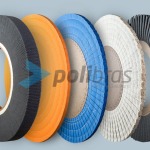 Discos Maxi da categoria de Polimento e Abrasivos da Polibras. Possibilidade de diferentes materiais. Permite furos com diversos tamanhos e formas.